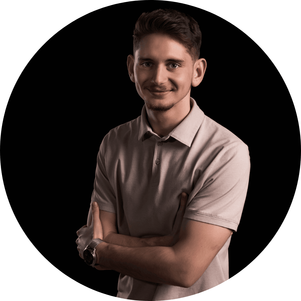 Andrei Pîrvulețu, videograf profesionist Skyline Weddings - portret pe fundal negru in studio